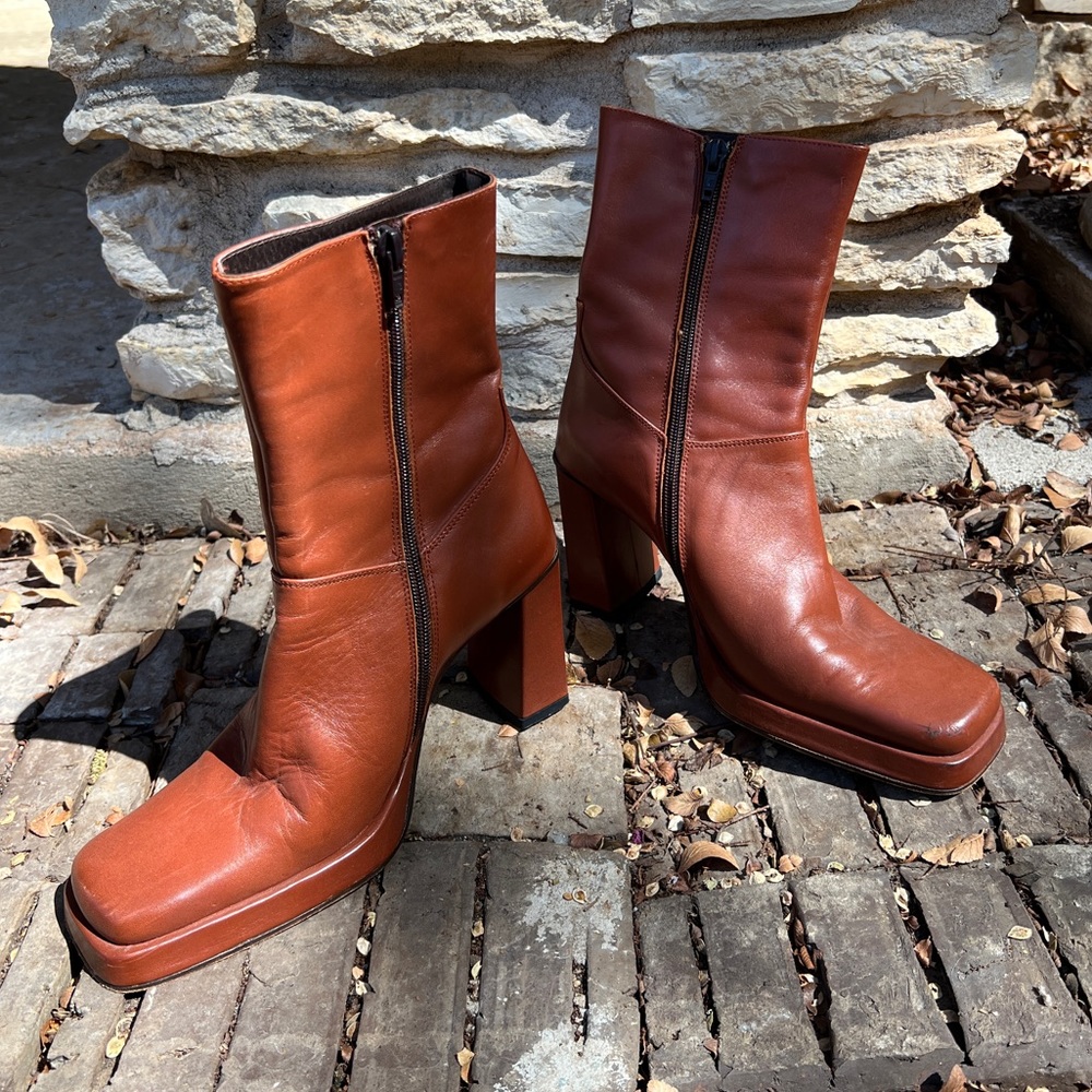 Fabulous warm brown leather Charles David vintage heel boots size 7